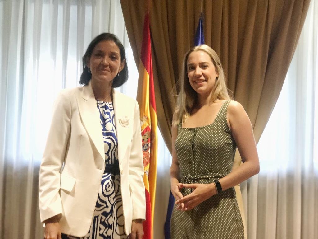 La presidenta de DEV se reune con la ministra de Industria